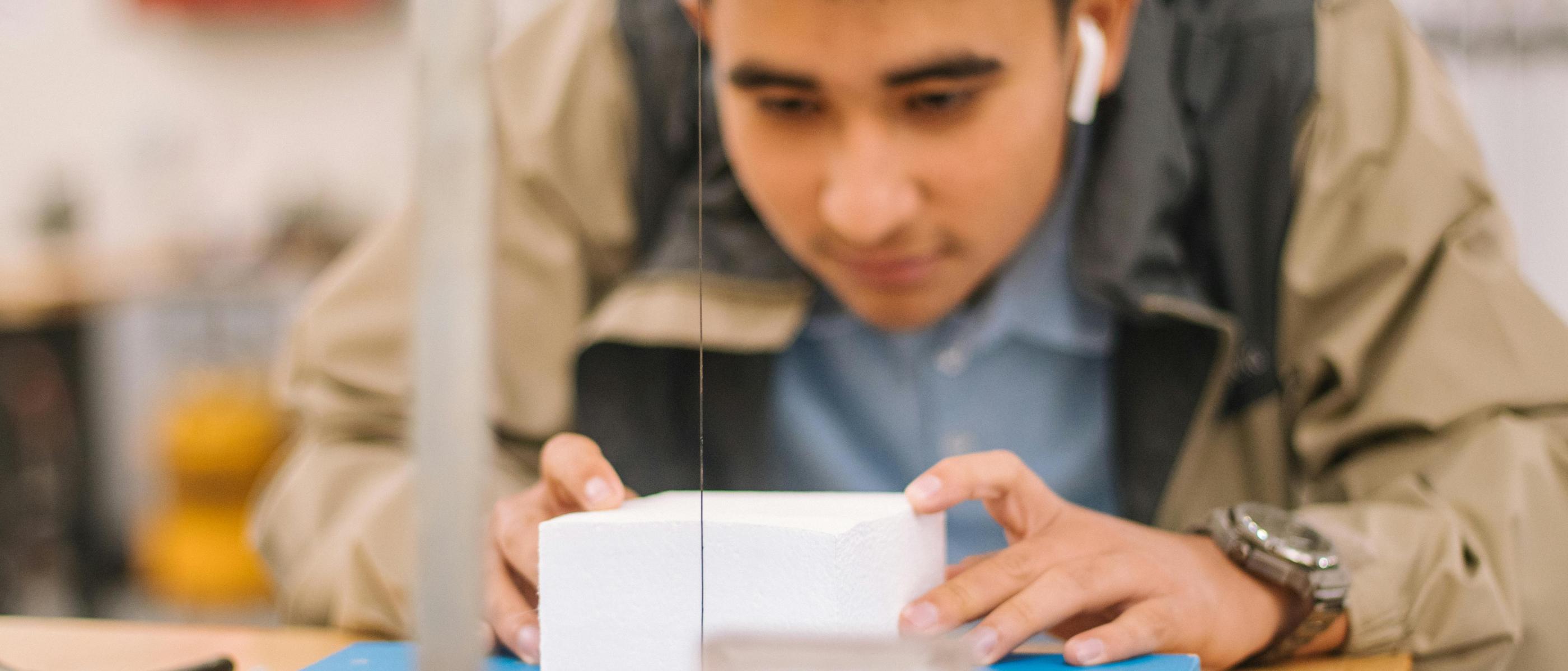 leerling of student aan het werk in een bouwatelier