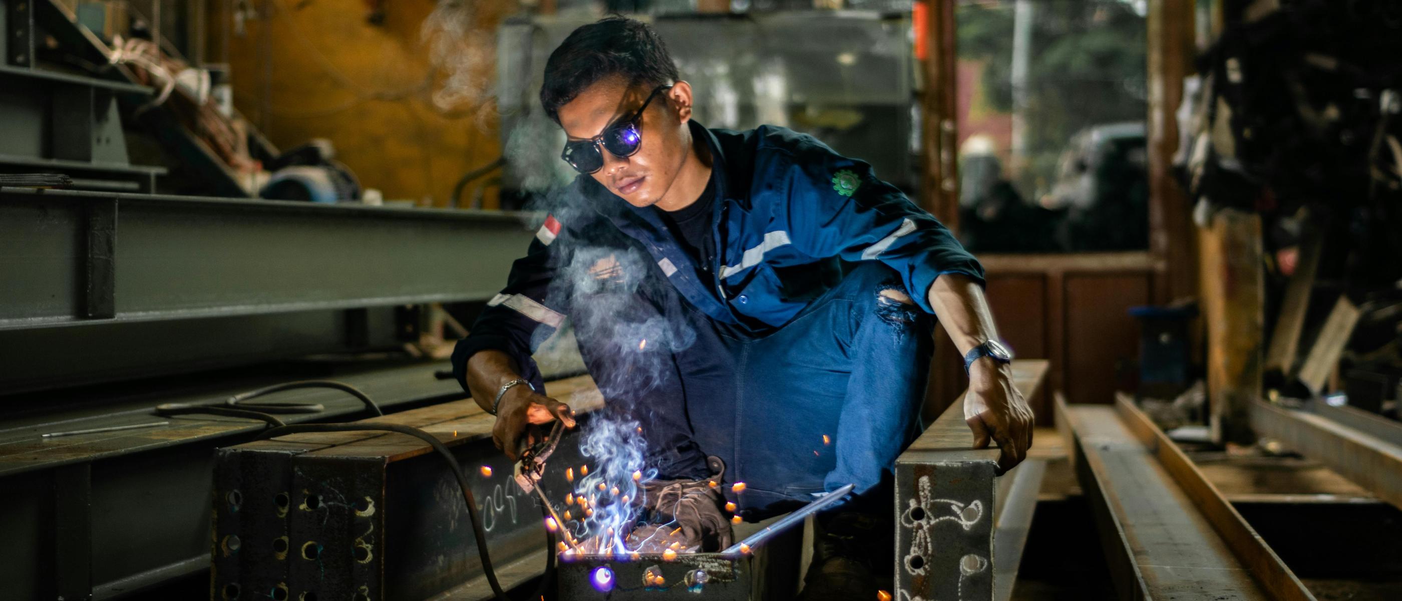 Jonge lasser in opleiding aan het werk