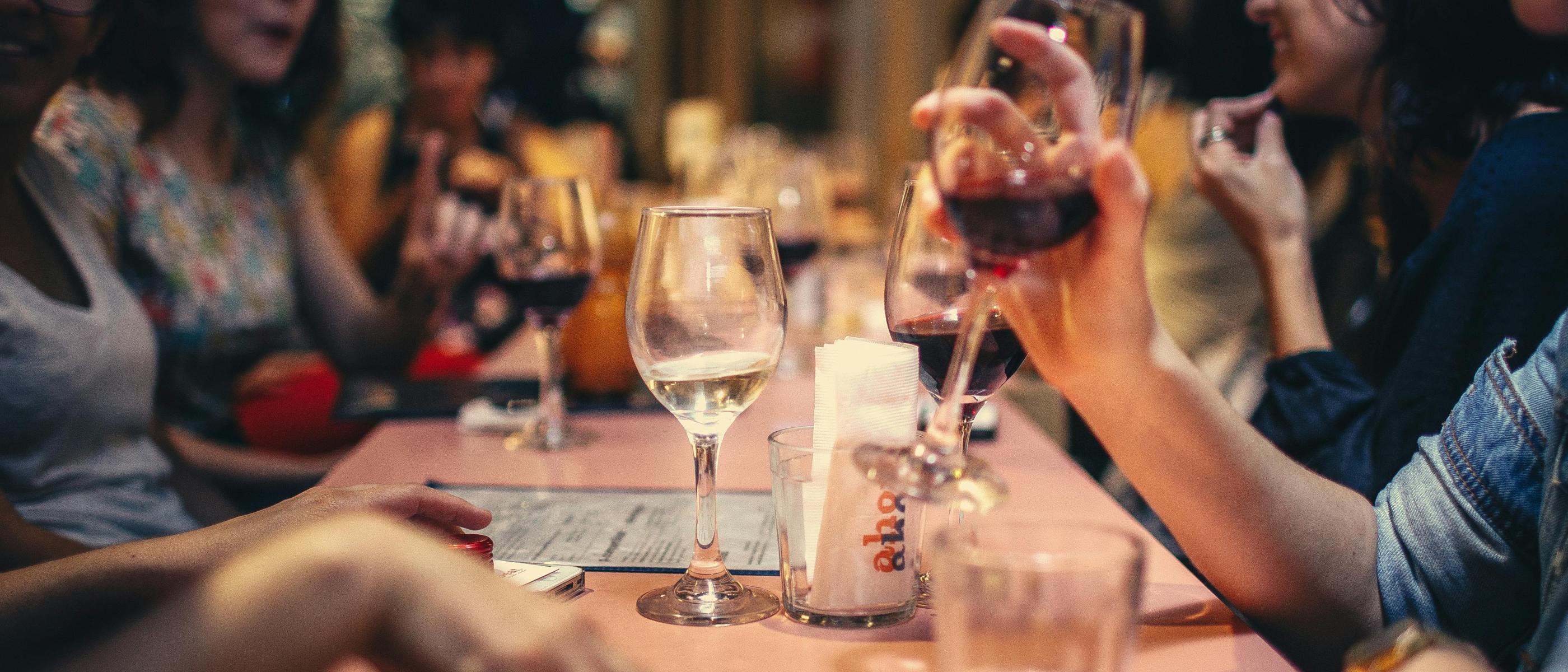 Vrouwen drinken een glas