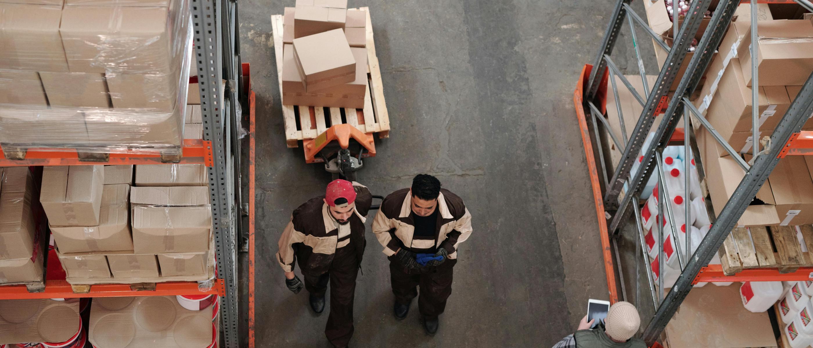 Twee jongeren stappen door een distributiecentrum