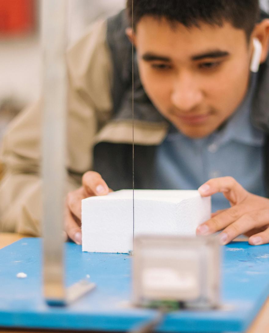 leerling of student aan het werk in een bouwatelier