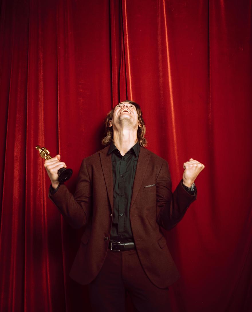 man enthousiast als winnaar van een award